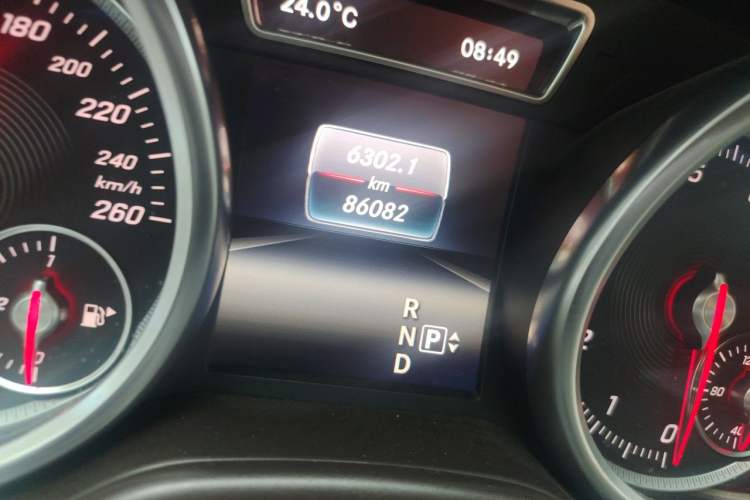 Used Mercedes-Benz GLE 2015 GLE 400 4MATIC Odometer Close Up