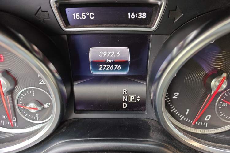 Used Mercedes-Benz GLE 2015 GLE 400 4MATIC Odometer Close Up