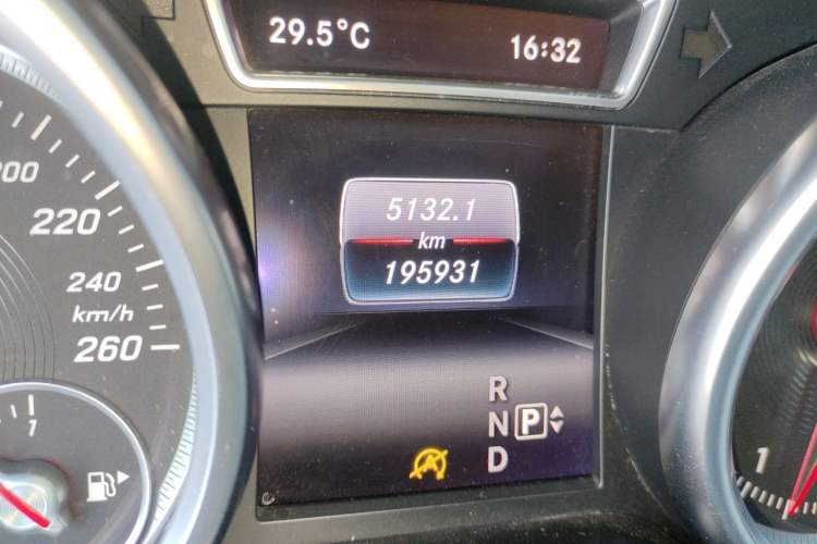 Used Mercedes-Benz GLE 2015 GLE 320 4MATIC Odometer Close Up