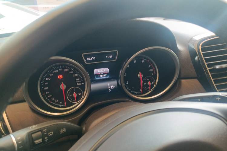 Used Mercedes-Benz GLE 2015 GLE 400 4MATIC Odometer Close Up