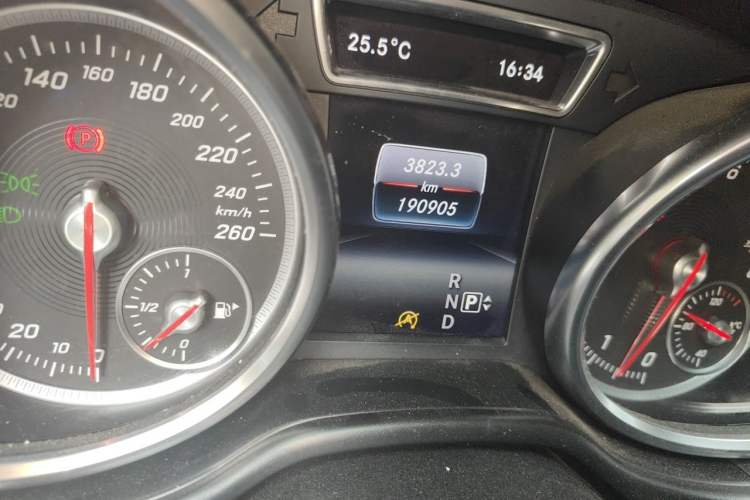 Used Mercedes-Benz GLE 2015 GLE 320 4MATIC Odometer Close Up