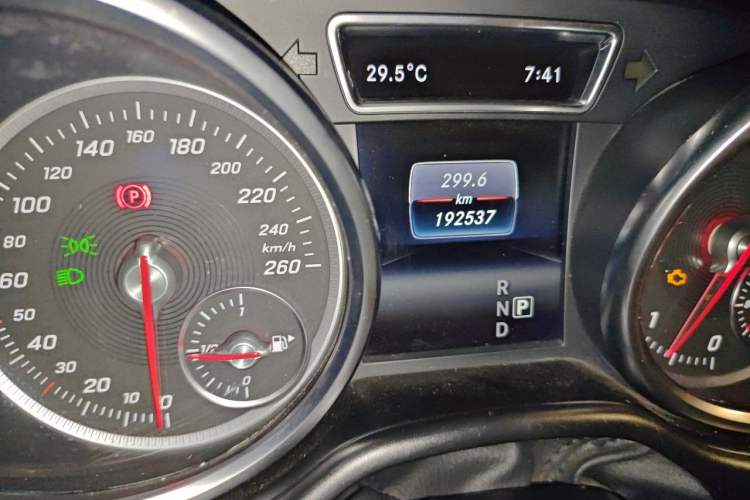 Used Mercedes-Benz GLE 2015 GLE 350 d 4MATIC Odometer Close Up
