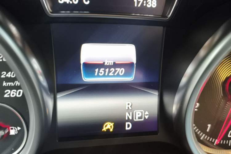 Used Mercedes-Benz GLE 2015 GLE 320 4MATIC Odometer Close Up