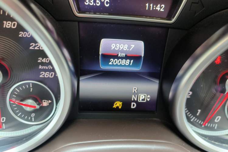 Used Mercedes-Benz GLE 2015 GLE 320 4MATIC Odometer Close Up