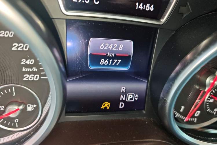 Used Mercedes-Benz GLE 2015 GLE 320 4MATIC Odometer Close Up