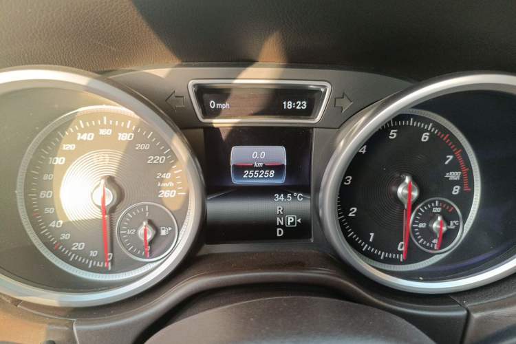 Used Mercedes-Benz GLE 2015 GLE 400 4MATIC Odometer Close Up