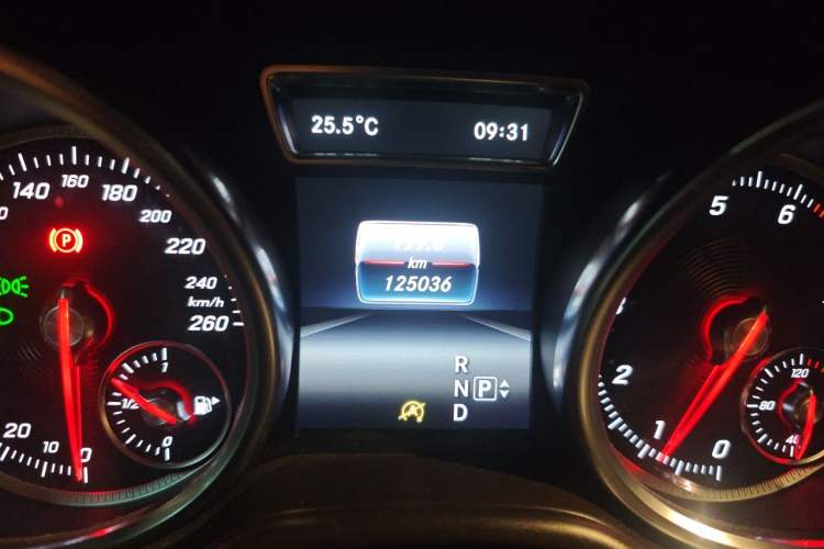 Used Mercedes-Benz GLE 2015 GLE 400 4MATIC Odometer Close Up