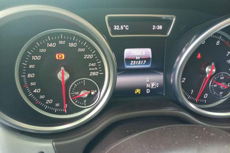 Used Mercedes-Benz GLE 2015 GLE 320 4MATIC Odometer Close Up