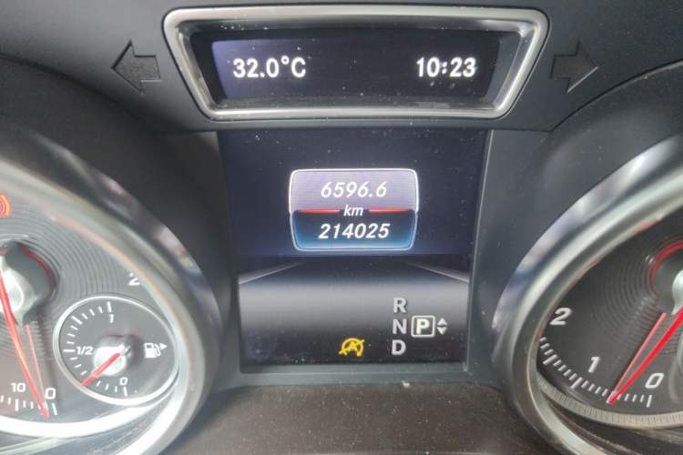 Used Mercedes-Benz GLE 2015 GLE 320 4MATIC Odometer Close Up