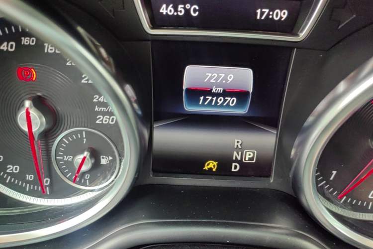 Used Mercedes-Benz GLE 2015 GLE 350 d 4MATIC Odometer Close Up