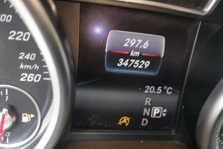 Used Mercedes-Benz GLE 2015 GLE 320 4MATIC Odometer Close Up