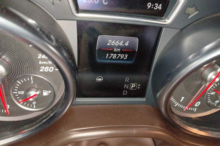 Used Mercedes-Benz GLE 2015 GLE 320 4MATIC Odometer Close Up