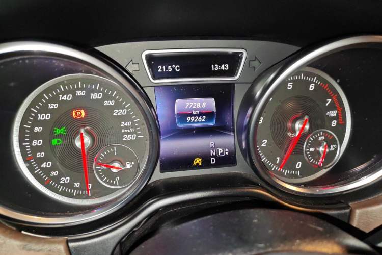 Used Mercedes-Benz GLE 2015 GLE 400 4MATIC Odometer Close Up