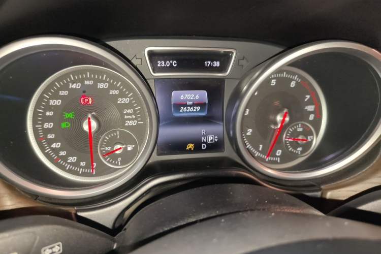 Used Mercedes-Benz GLE 2015 GLE 400 4MATIC Odometer Close Up