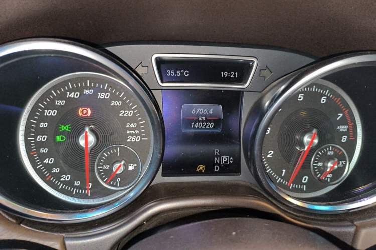 Used Mercedes-Benz GLE 2015 GLE 400 4MATIC Odometer Close Up