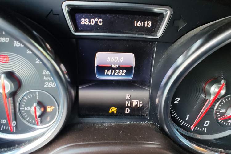 Used Mercedes-Benz GLE 2015 GLE 400 4MATIC Odometer Close Up