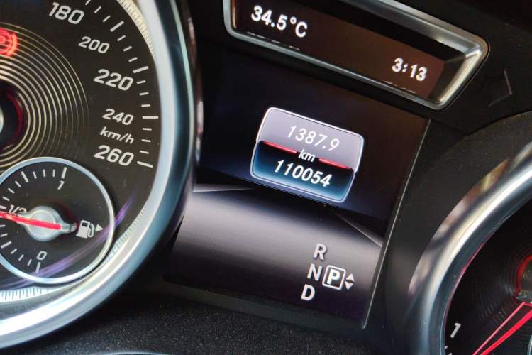 Used Mercedes-Benz GLE 2015 GLE 350 d 4MATIC Odometer Close Up