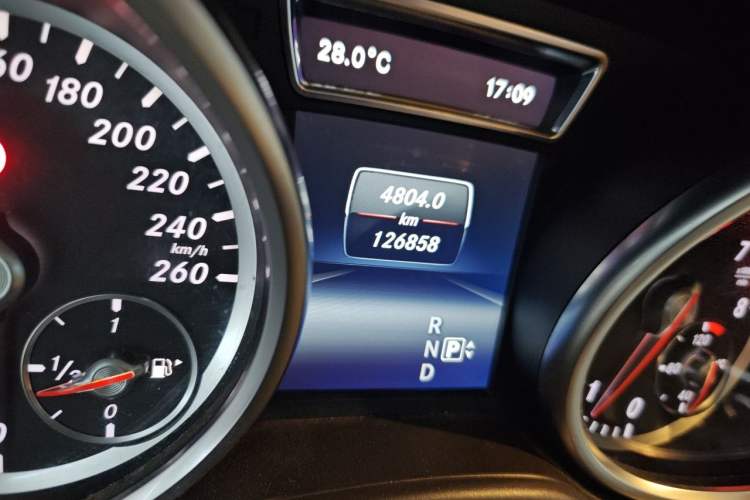 Used Mercedes-Benz GLE 2015 GLE 320 4MATIC Odometer Close Up