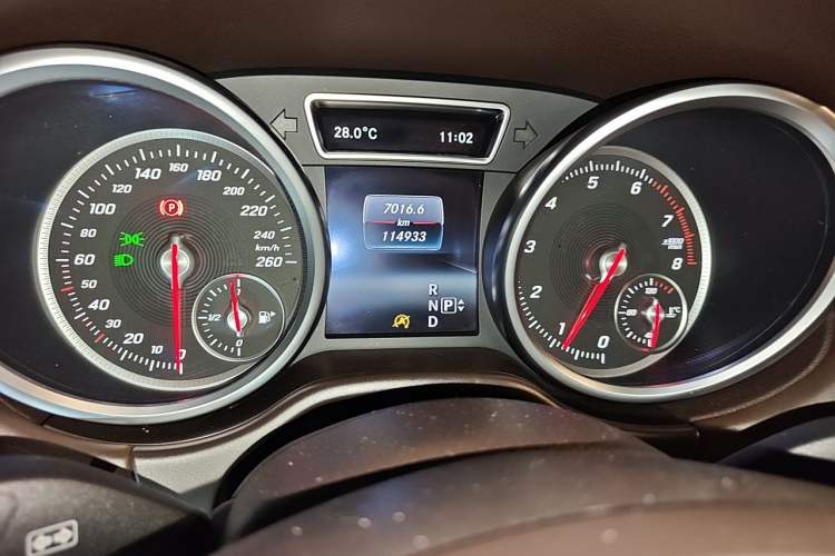 Used Mercedes-Benz GLE 2015 GLE 400 4MATIC Odometer Close Up