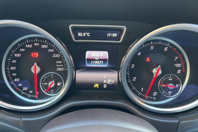 Used Mercedes-Benz GLE 2015 GLE 320 4MATIC Odometer Close Up