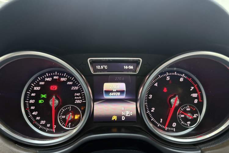 Used Mercedes-Benz GLE 2015 GLE 400 4MATIC Odometer Close Up