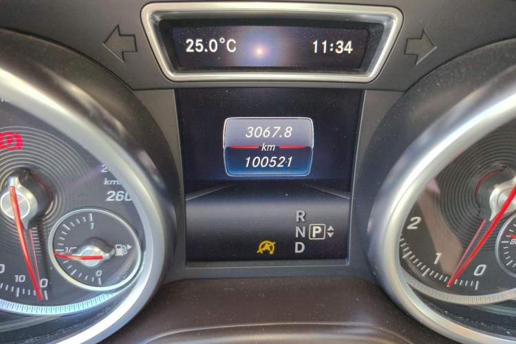Used Mercedes-Benz GLE 2015 GLE 400 4MATIC Odometer Close Up
