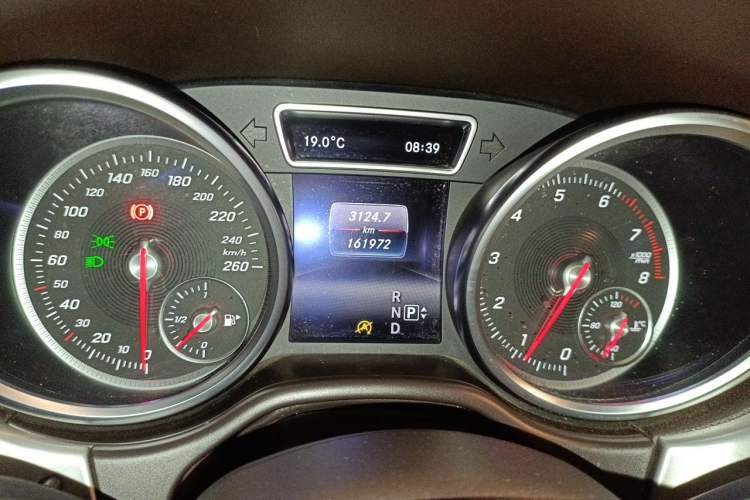 Used Mercedes-Benz GLE 2015 GLE 320 4MATIC Odometer Close Up