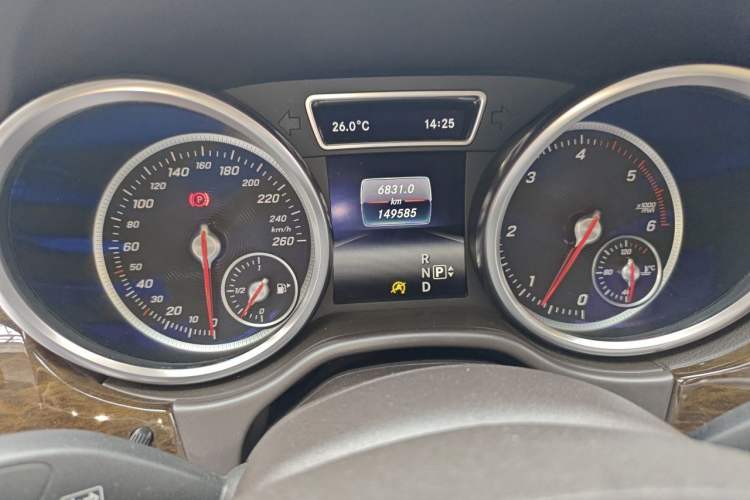Used Mercedes-Benz GLE 2015 GLE 350 d 4MATIC Odometer Close Up