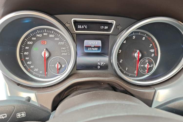Used Mercedes-Benz GLE 2015 GLE 320 4MATIC Odometer Close Up