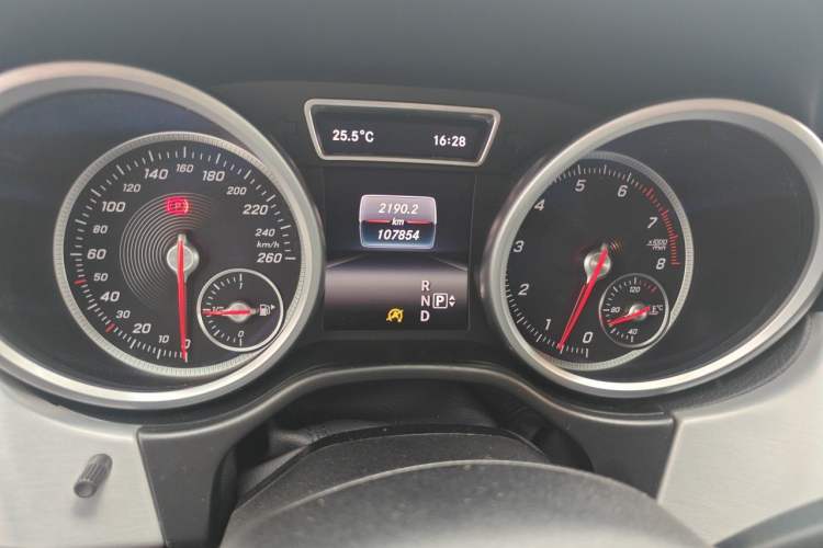 Used Mercedes-Benz GLE 2015 GLE 320 4MATIC Odometer Close Up