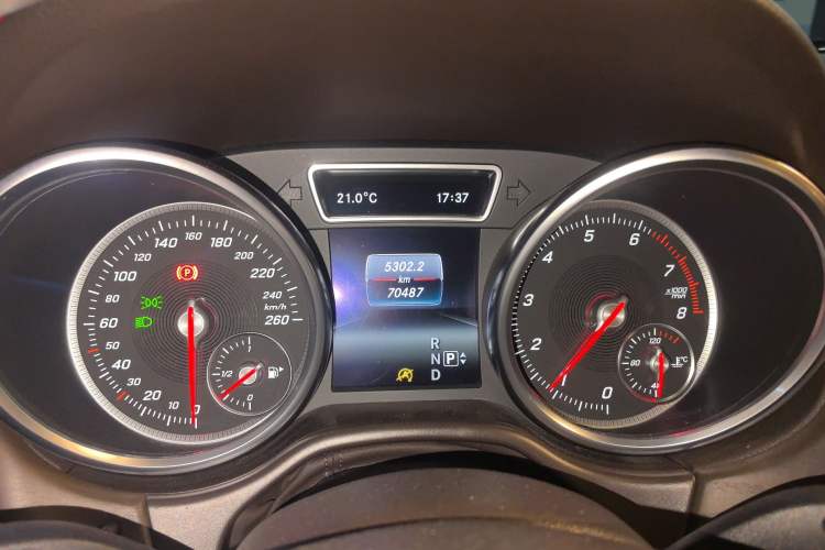 Used Mercedes-Benz GLE 2015 GLE 320 4MATIC Odometer Close Up