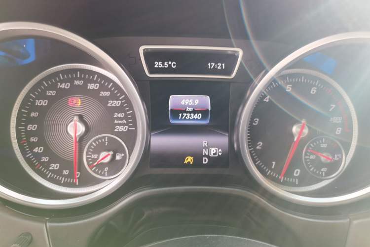 Used Mercedes-Benz GLE 2015 GLE 400 4MATIC Odometer Close Up