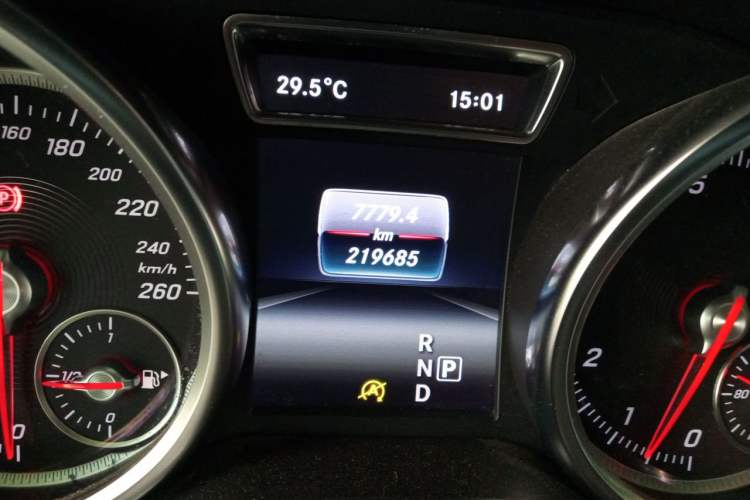 Used Mercedes-Benz GLE 2015 GLE 400 4MATIC Odometer Close Up
