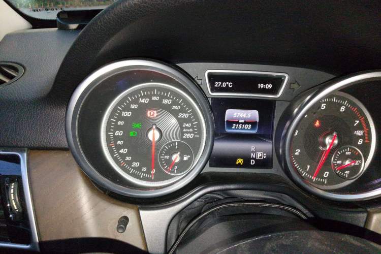 Used Mercedes-Benz GLE 2015 GLE 400 4MATIC Odometer Close Up
