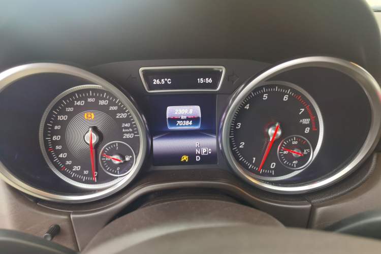Used Mercedes-Benz GLE 2015 GLE 400 4MATIC Odometer Close Up