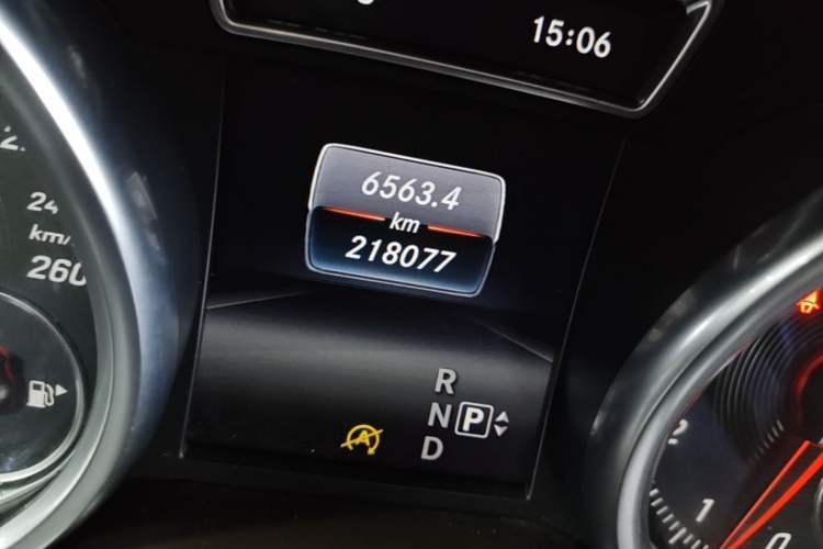 Used Mercedes-Benz GLE 2015 GLE 400 4MATIC Odometer Close Up