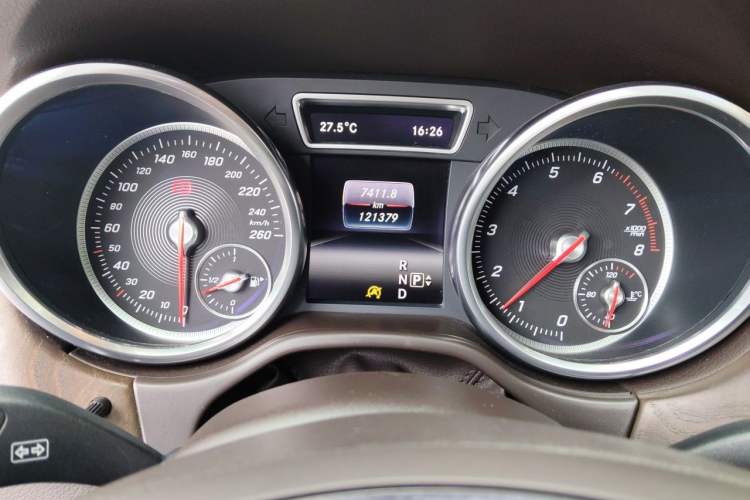 Used Mercedes-Benz GLE 2015 GLE 400 4MATIC Odometer Close Up