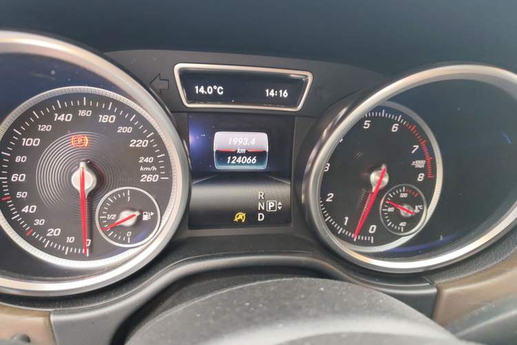 Used Mercedes-Benz GLE 2015 GLE 400 4MATIC Odometer Close Up