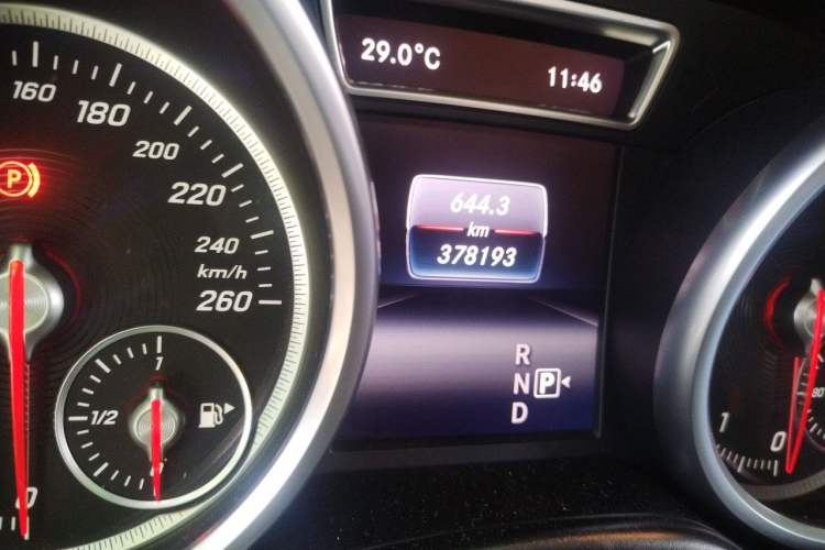 Used Mercedes-Benz GLE 2015 GLE 400 4MATIC Odometer Close Up