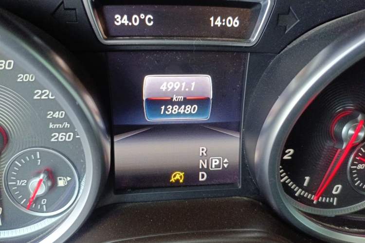Used Mercedes-Benz GLE 2015 GLE 400 4MATIC Odometer Close Up