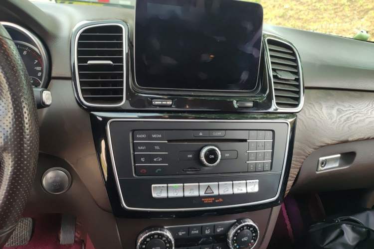 Used Mercedes-Benz GLE 2016 GLE 320 4MATIC Dynamic Edition Audio And AC Panel