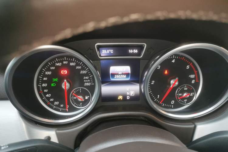 Used Mercedes-Benz GLE 2016 GLE 300 d 4MATIC Odometer Close Up