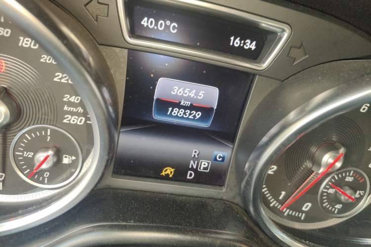 Used Mercedes-Benz GLE 2016 GLE 400 4MATIC Odometer Close Up