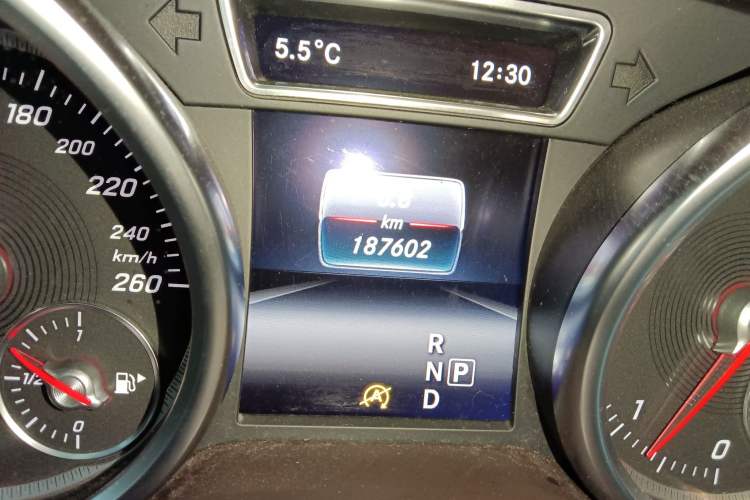 Used Mercedes-Benz GLE 2016 GLE 300 d 4MATIC Odometer Close Up