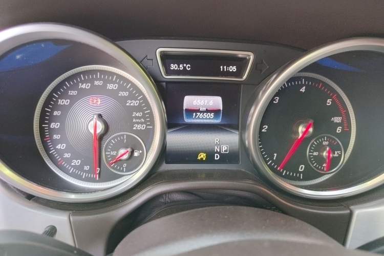 Used Mercedes-Benz GLE 2016 GLE 300 d 4MATIC Odometer Close Up