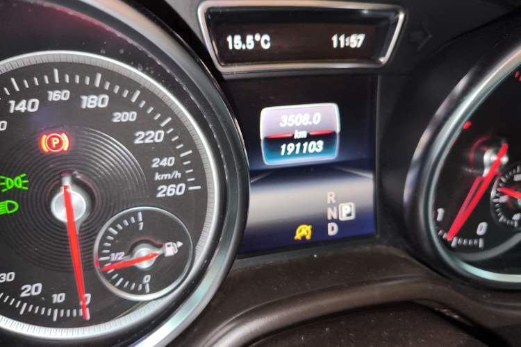 Used Mercedes-Benz GLE 2016 GLE 300 d 4MATIC Odometer Close Up