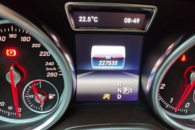 Used Mercedes-Benz GLE 2016 GLE 400 4MATIC Odometer Close Up