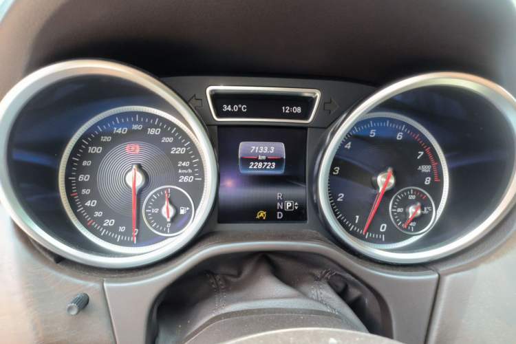 Used Mercedes-Benz GLE 2016 GLE 400 4MATIC Odometer Close Up