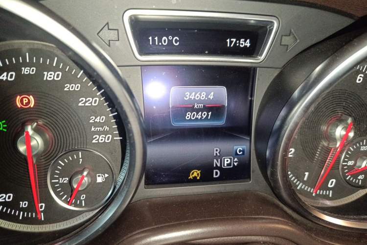 Used Mercedes-Benz GLE 2016 GLE 400 4MATIC Odometer Close Up