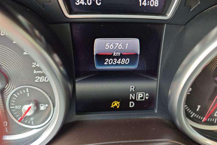 Used Mercedes-Benz GLE 2016 GLE 320 4MATIC Luxury Model Odometer Close Up